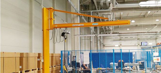 Stĺpový otočný žeriav vo výrobnej hale so závesným ovládačom s nosnosťou 250 kg