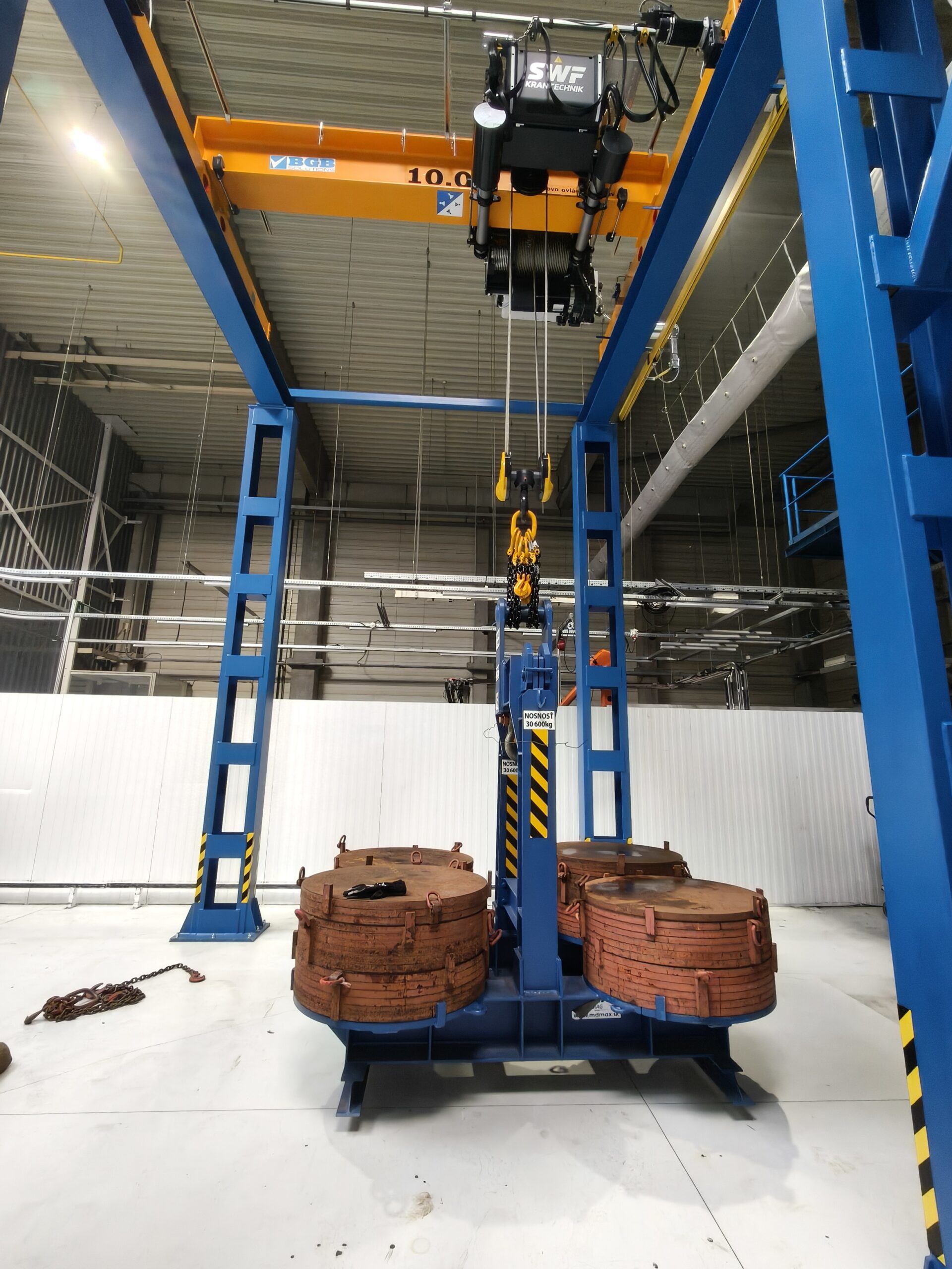 Mostový žeriav počas záťažovej skúšky