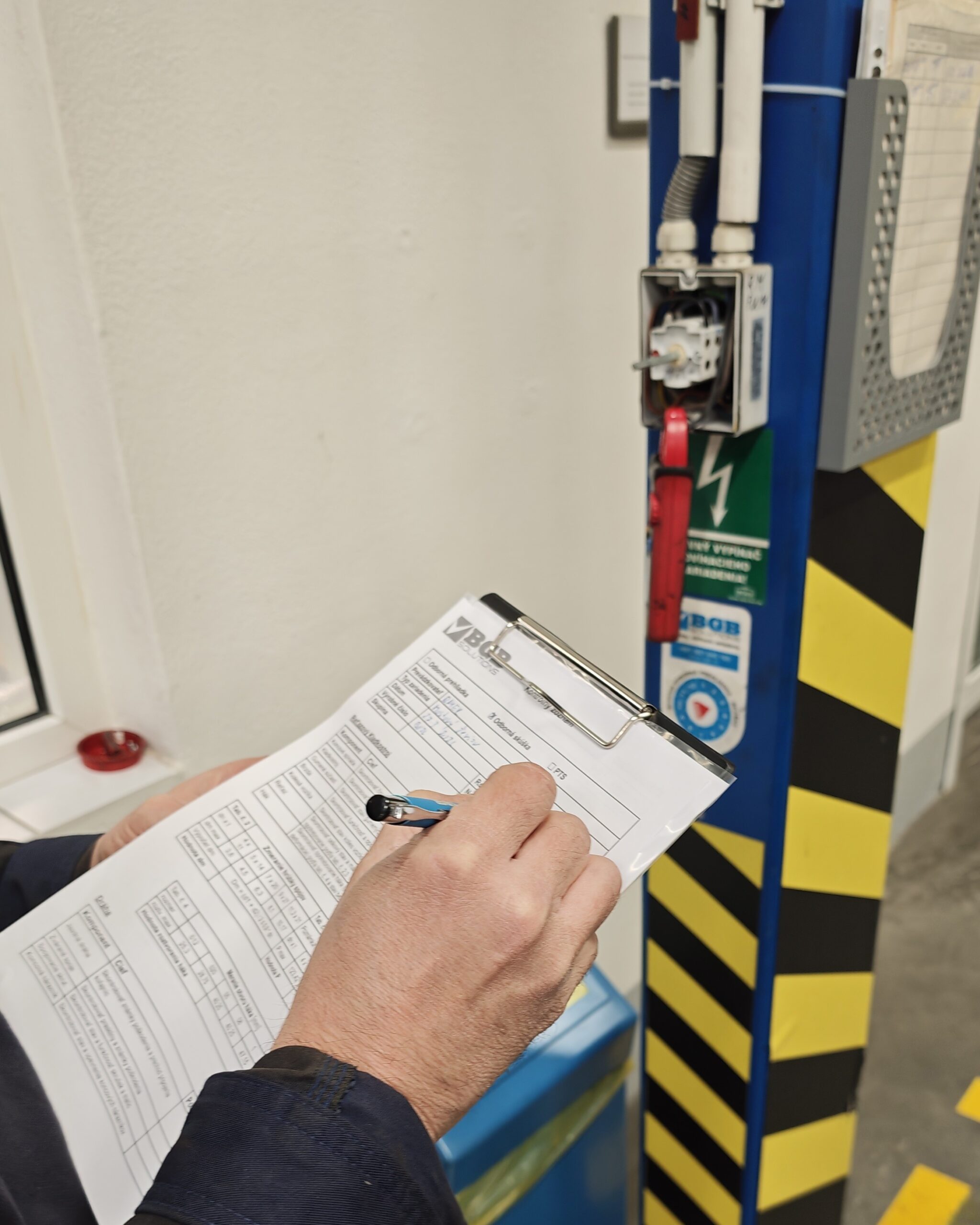 Filling out the checklist during the crane inspection